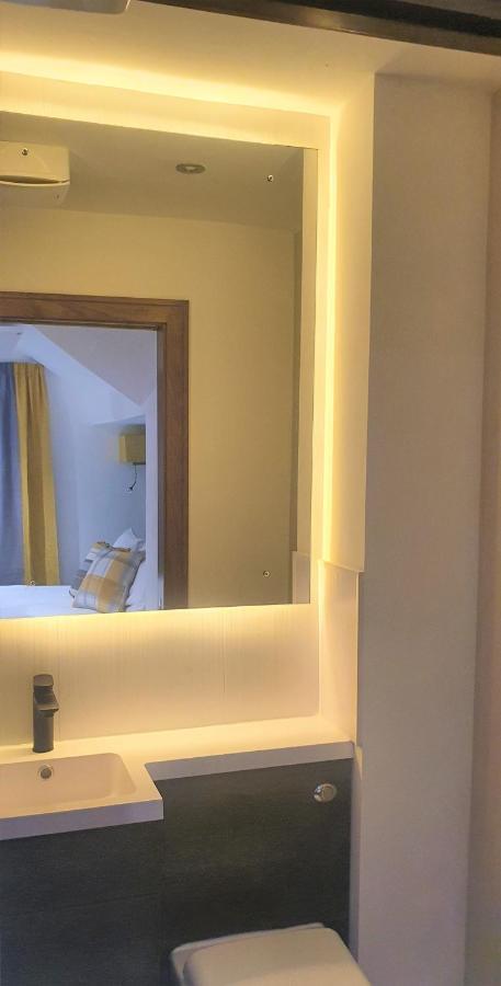 Apartment Bath Road *